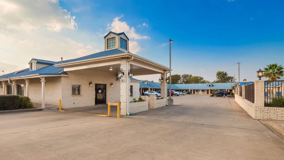 Best Western Regency Inn & Suites Hotel in Gonzales