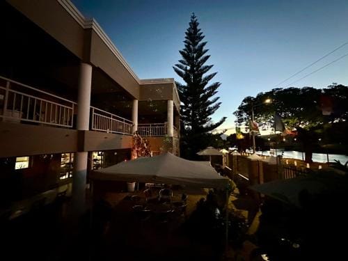Sunset Boulevard Riverlodge Hotel in Cape Town