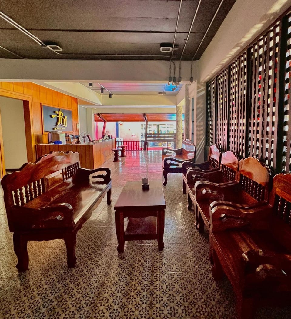 Shared lounge/TV area