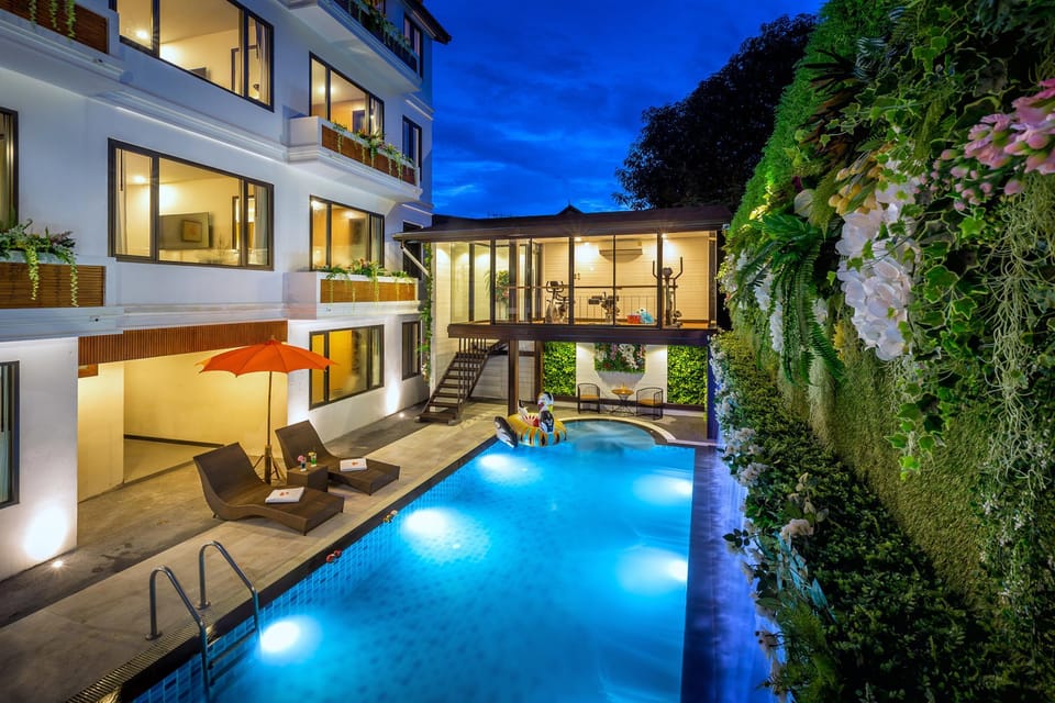Swimming pool [outdoor]