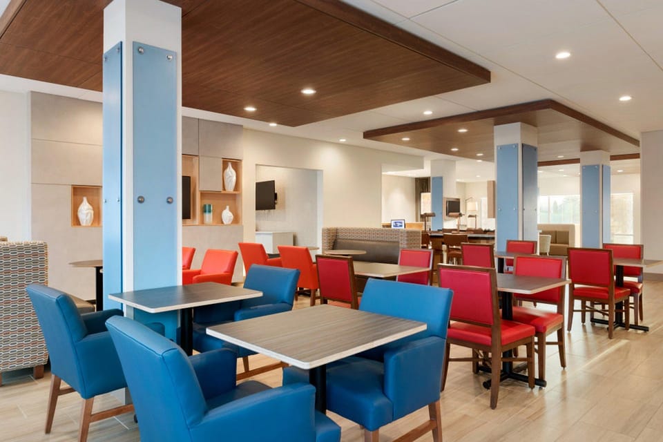 Holiday Inn Express & Suites Cincinnati NE - Red Bank Road By IHG Hotel in Cincinnati