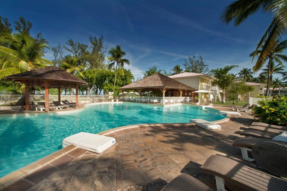 Swimming pool [outdoor]