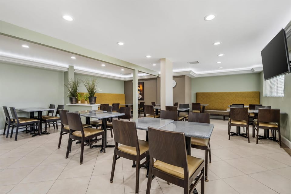 Best Western Plus LA Mid-Town Hotel Hotel in San Fernando Valley