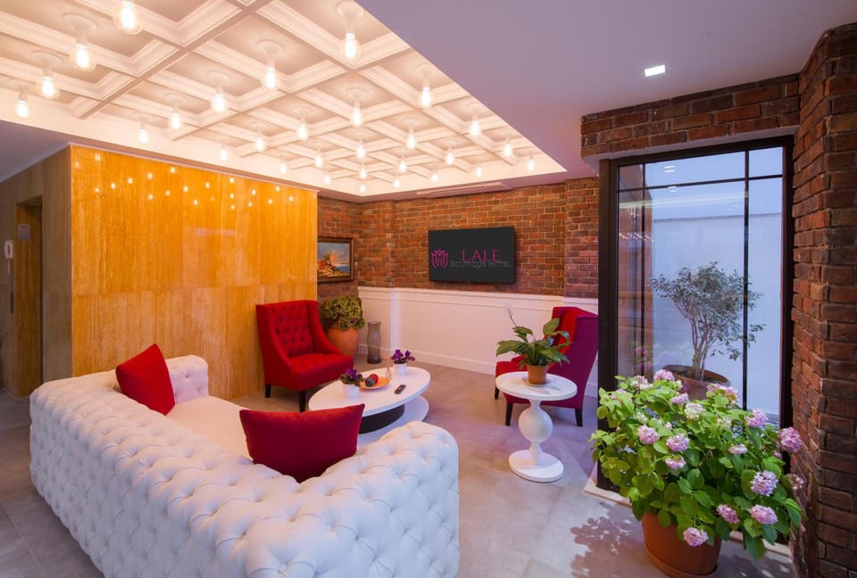 Shared lounge/TV area