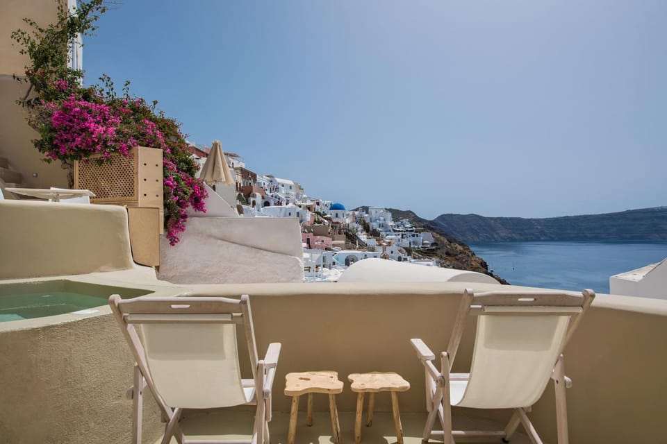Cosmoia Cave House Hotel in Oia