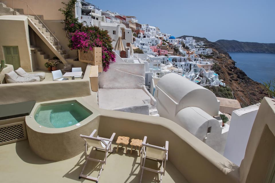 Cosmoia Cave House Hotel in Oia