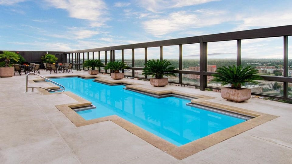 Swimming pool [outdoor]