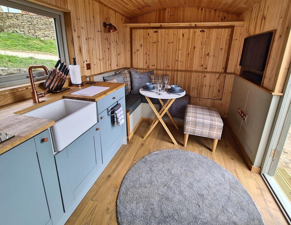 Peak District Shepherds Hut Lodge in High Peak District