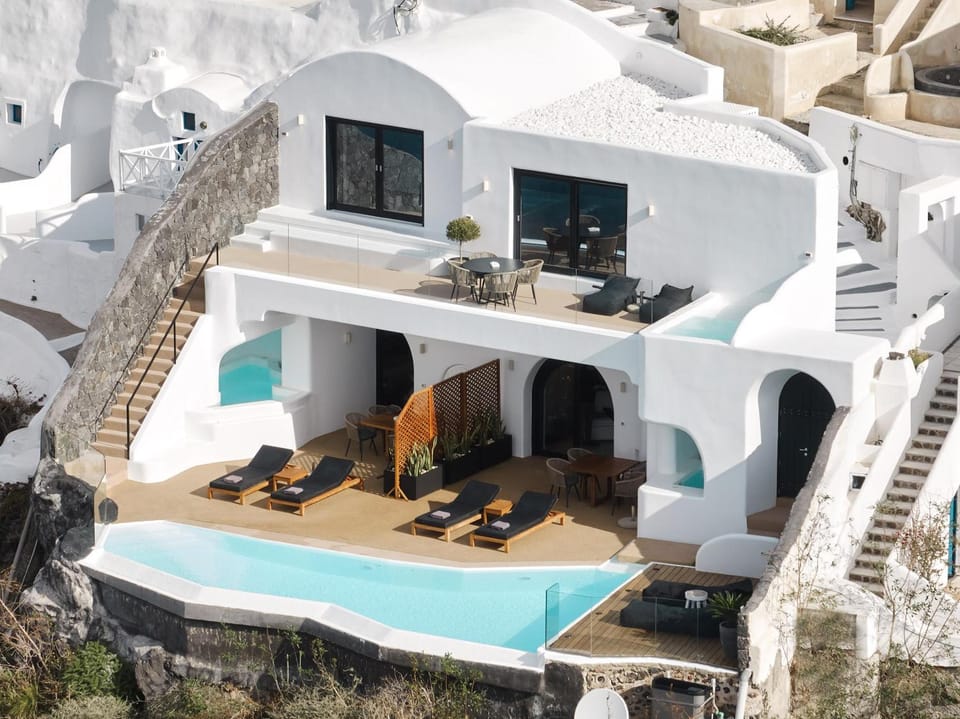 Olvos Luxury Suites Hotel in Oia