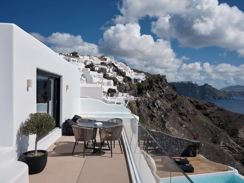 Olvos Luxury Suites Hotel in Oia