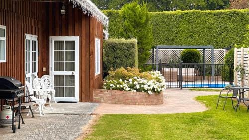 Rustling Oaks NZ Boho Pool House Hotel in Cambridge