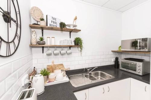 Rustling Oaks NZ Boho Pool House Hotel in Cambridge