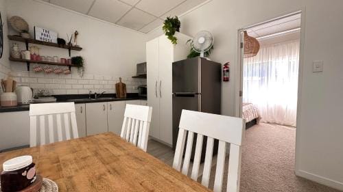 Rustling Oaks NZ Boho Pool House Hotel in Cambridge