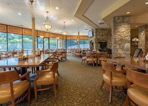 Dakota Lodge Home Lodge in Table Rock Lake