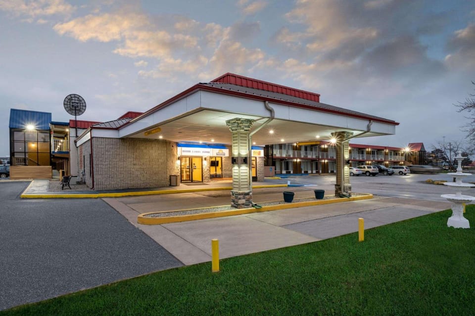 Days Inn by Wyndham Perrysburg /Toledo Hotel in Perrysburg