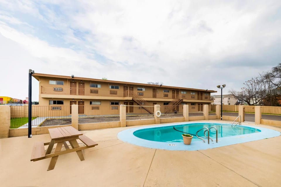 OYO Hotel San Antonio Lackland AFB/Seaworld Hwy 90 W Hotel in San Antonio