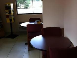 Days Inn & Suites by Wyndham Indianapolis Airport East Hotel in Indianapolis