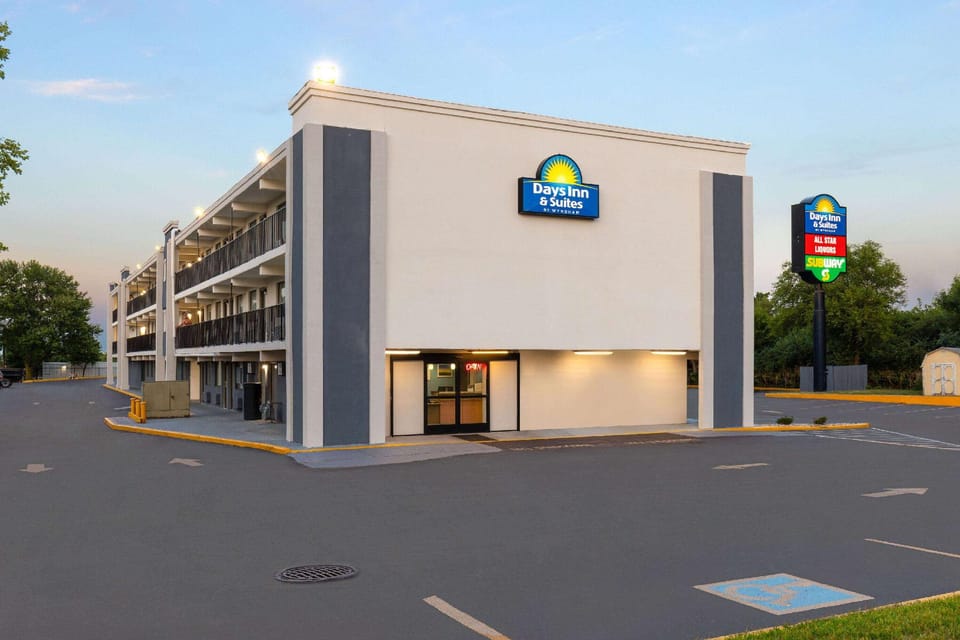 Days Inn & Suites by Wyndham Indianapolis Airport East Hotel in Indianapolis