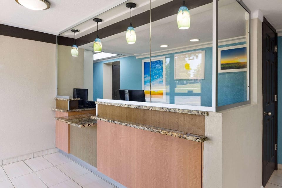 Days Inn & Suites by Wyndham Indianapolis Airport East Hotel in Indianapolis
