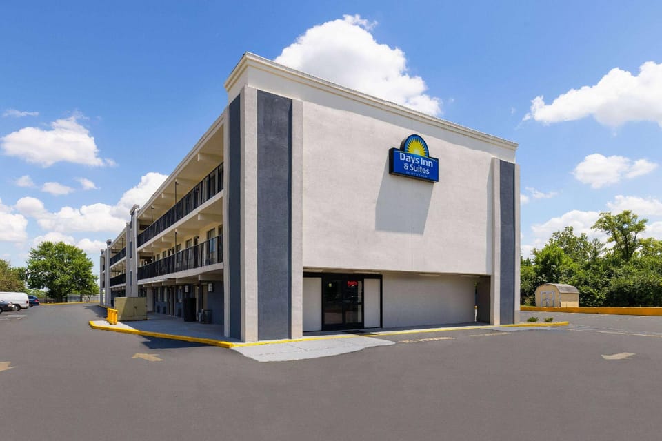 Days Inn & Suites by Wyndham Indianapolis Airport East Hotel in Indianapolis