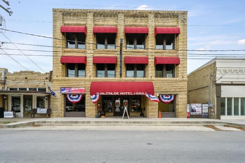 The Alcalde Hotel by OYO Hotel in Gonzales