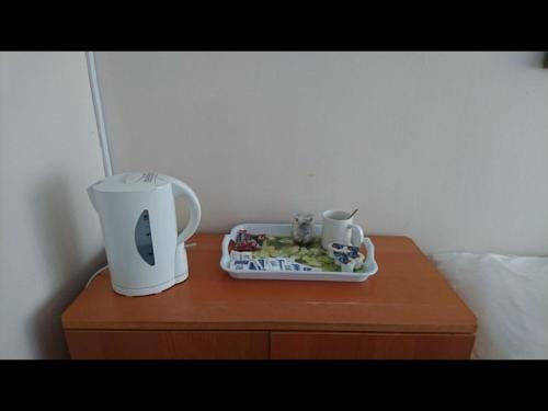 Tiny Single shared bathroom Room ssbyr Hotel in London Borough of Hounslow