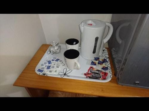Tiny Single shared bathroom Room ssbyr Hotel in London Borough of Hounslow