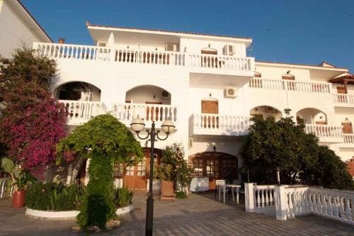 kirki rooms Hotel in Icaria