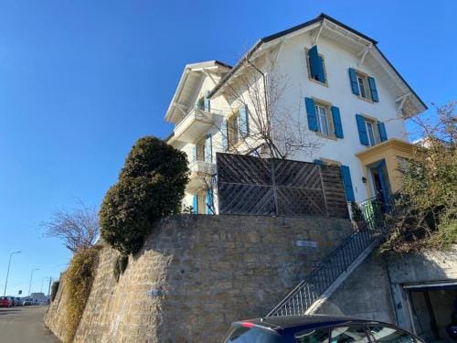 La Maison Bleue a 2 pas du Lac du Neuchatel Hotel in Neuchâtel