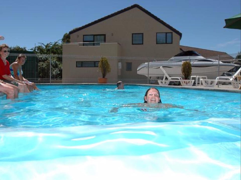 Swimming pool [outdoor]