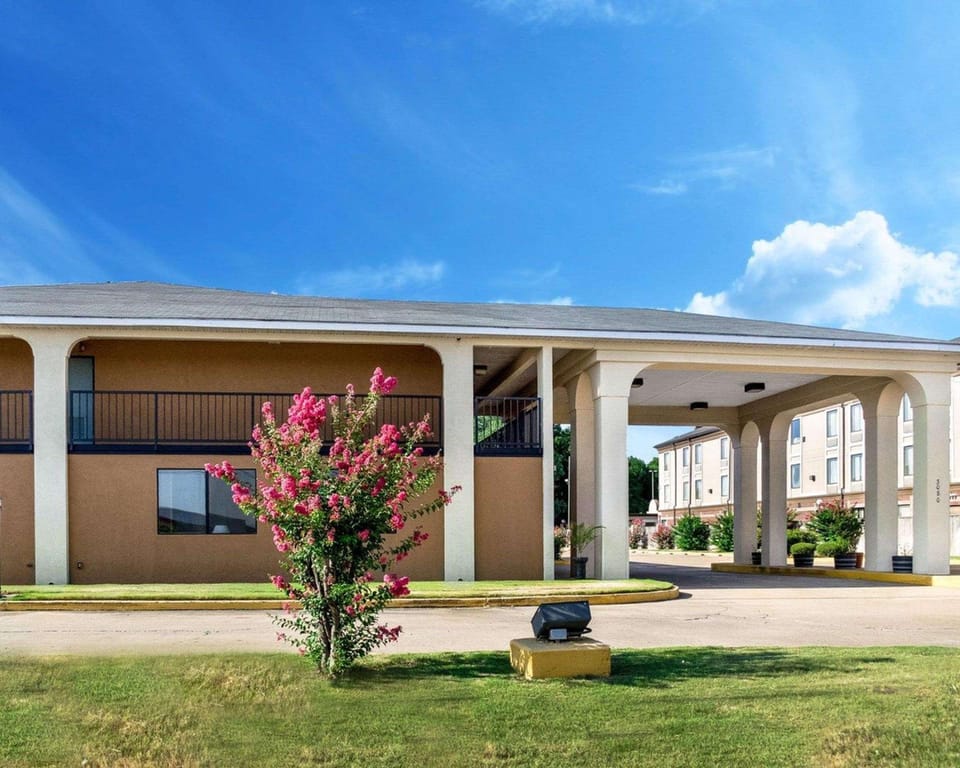 Econo Lodge Greenville Hotel in Mississippi