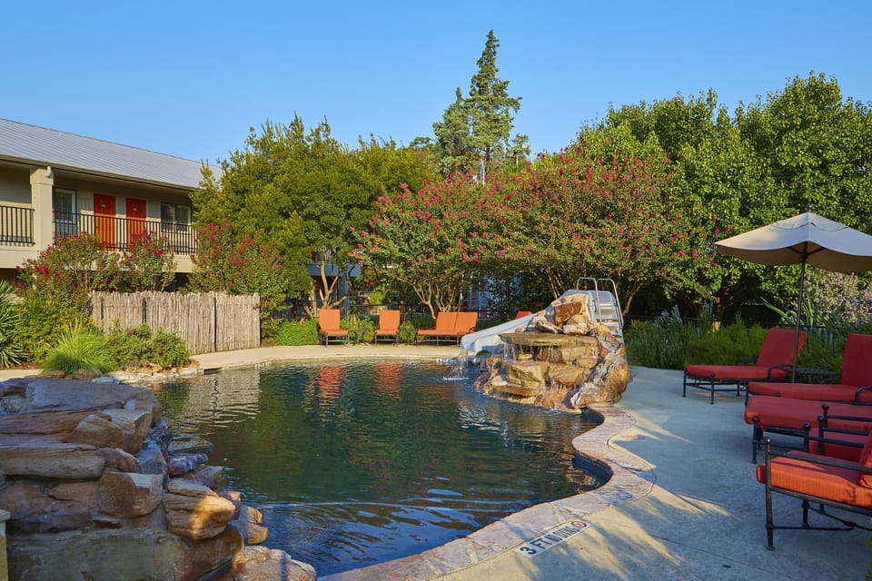 Swimming pool [outdoor]