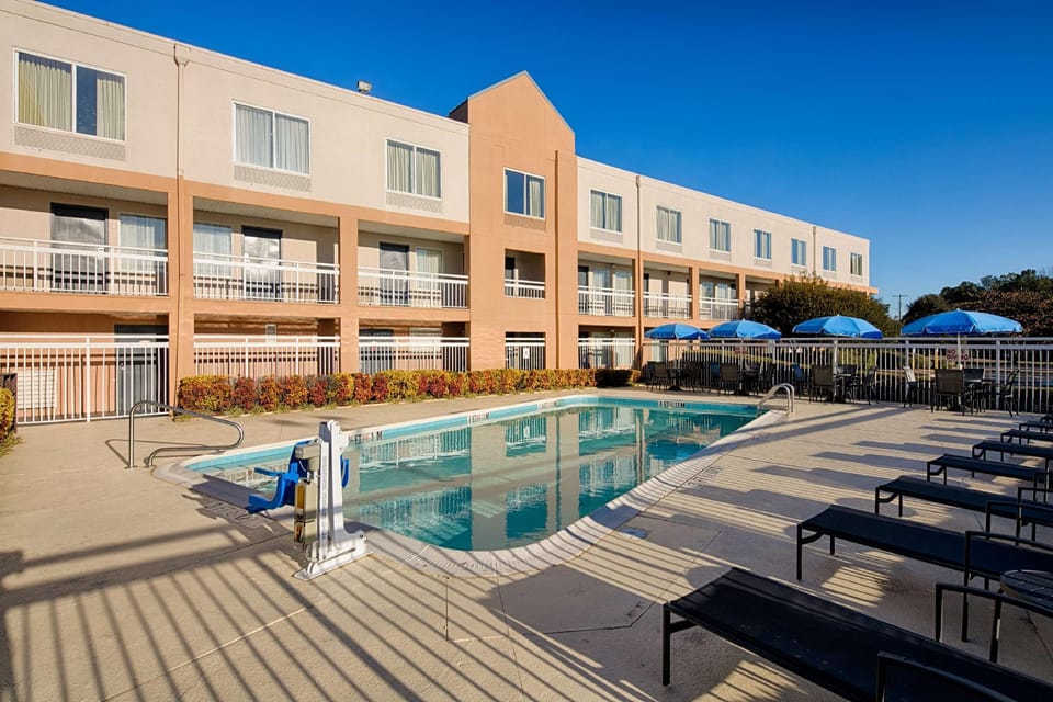 Swimming pool [outdoor]