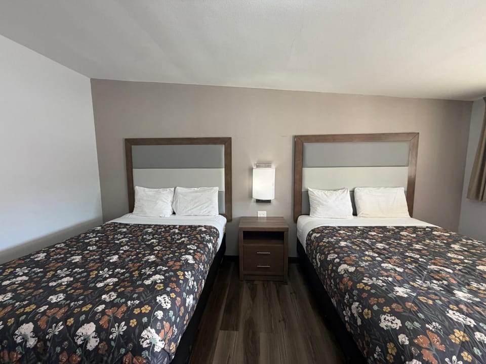 American Inn & Suites Hotel in Paris
