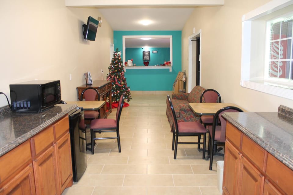 American Inn & Suites Hotel in Paris
