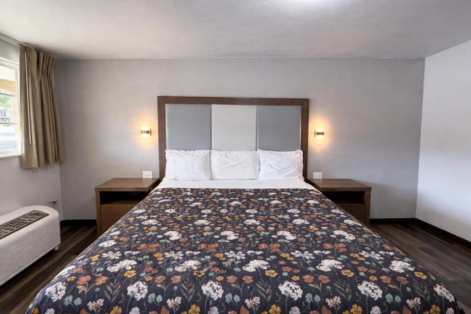 American Inn & Suites Hotel in Paris