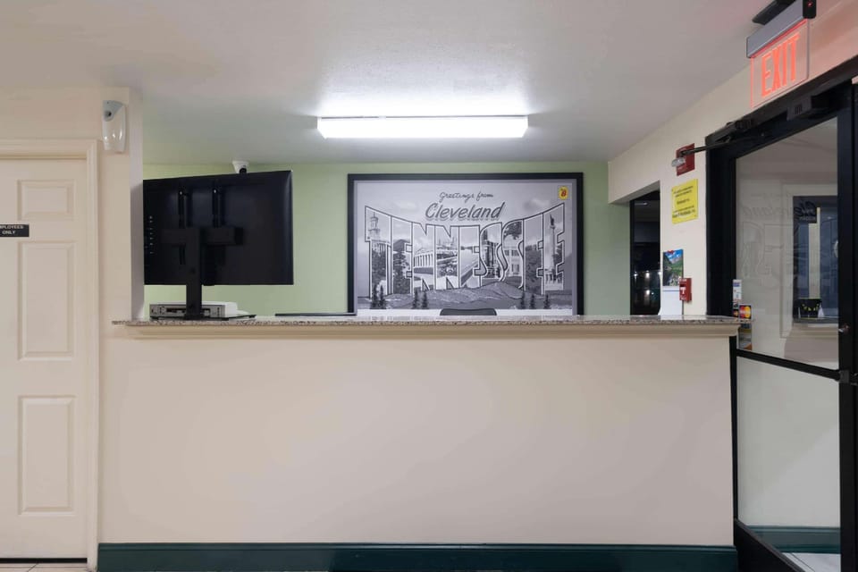 Super 8 By Wyndham Cleveland Hotel in Cleveland