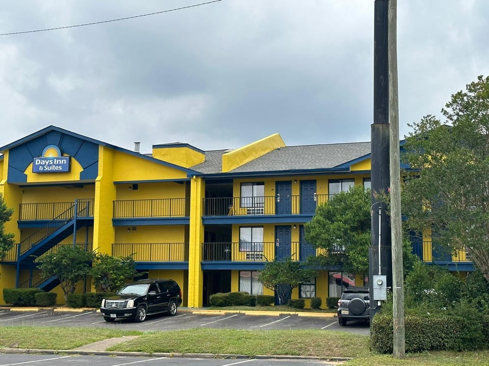 Days Inn & Suites by Wyndham Mobile Hotel in Tillmans Corner