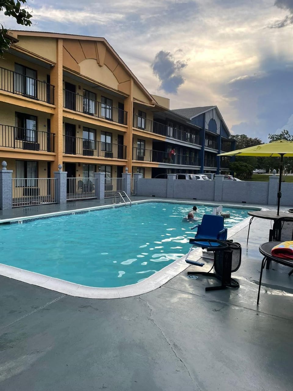 Days Inn & Suites by Wyndham Mobile Hotel in Tillmans Corner