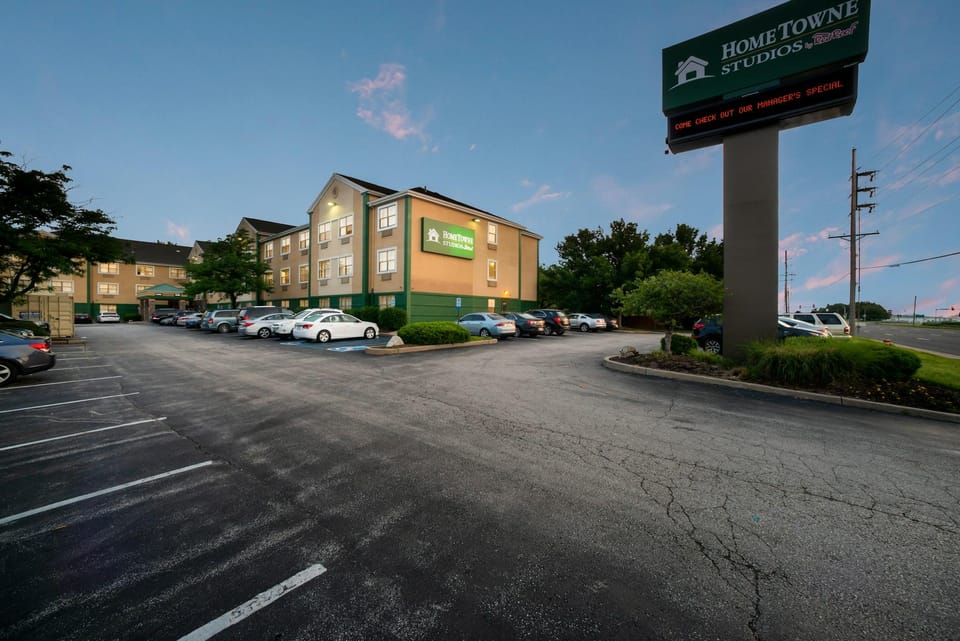 HomeTowne Studios by Red Roof St. Louis - Airport/ N Lindbergh Hotel in Florissant
