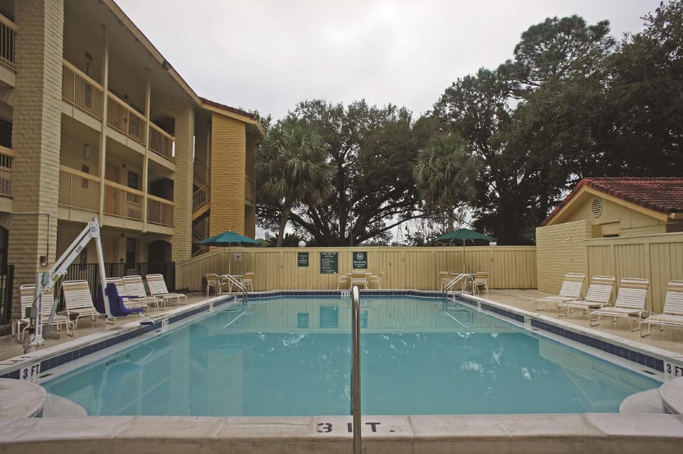 Swimming pool [outdoor]
