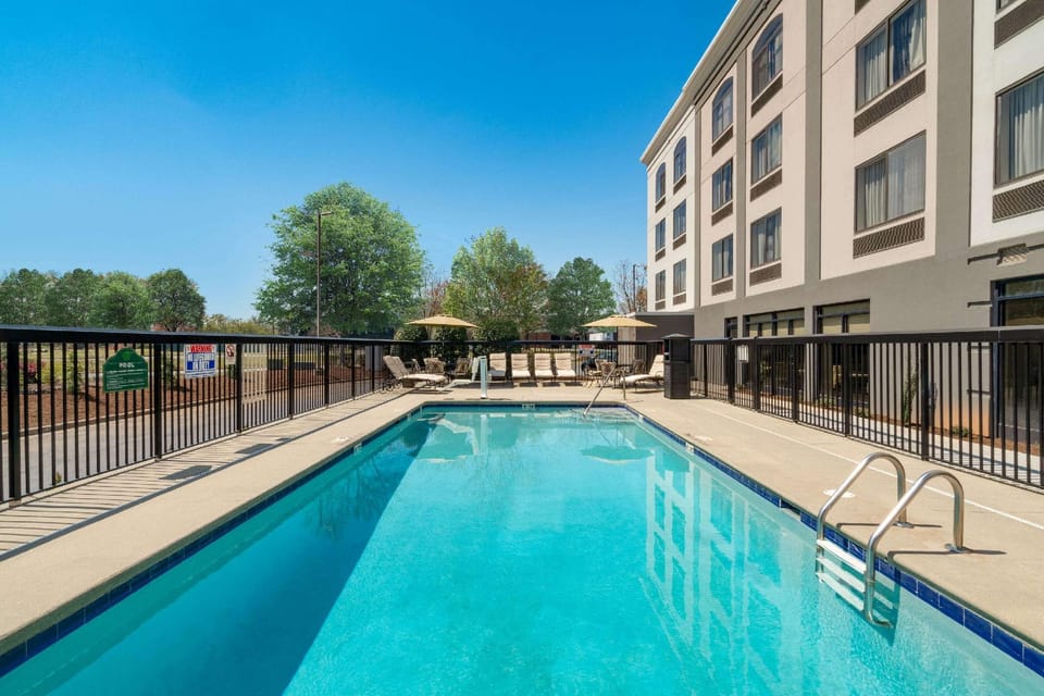 La Quinta Inn & Suites by Wyndham Raleigh Downtown North Hotel in Raleigh