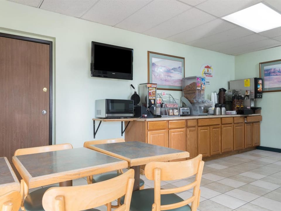 Super 8 By Wyndham Raton Hotel in Raton