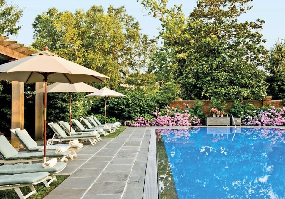Swimming pool [outdoor]