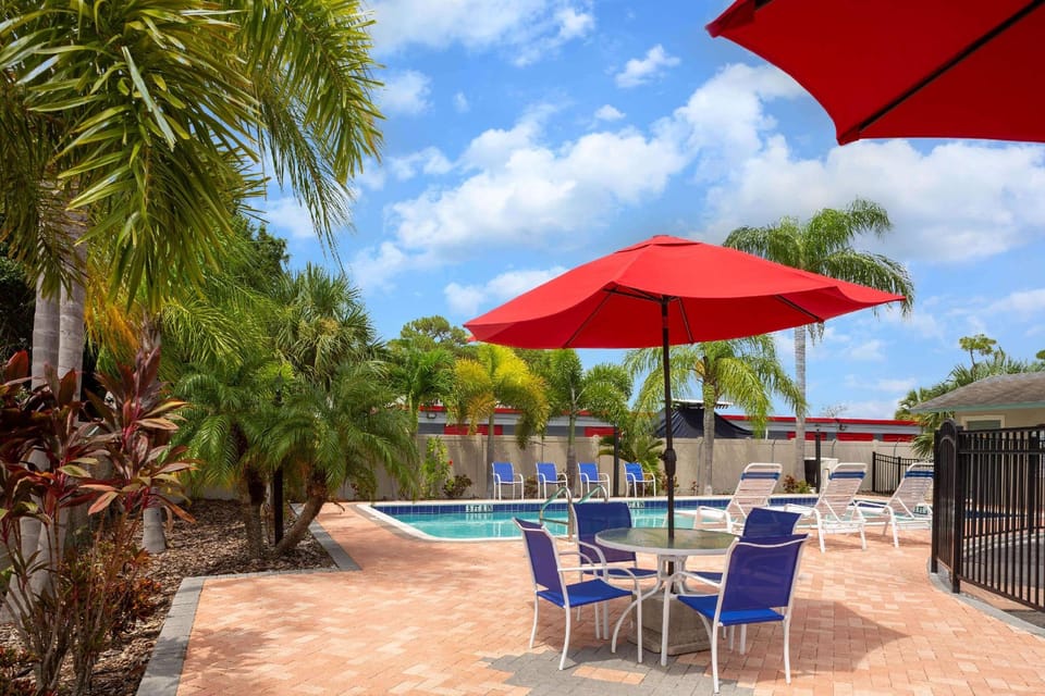 Super 8 By Wyndham Bradenton Sarasota Area Hotel in Bayshore Gardens