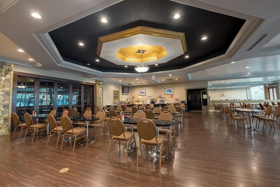Howard Johnson Hotel&Conf Cntr by Wyndham Fullerton/Anaheim Hotel in Fullerton