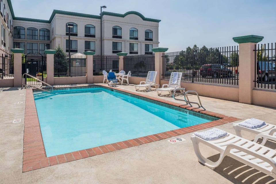 Swimming pool [outdoor]