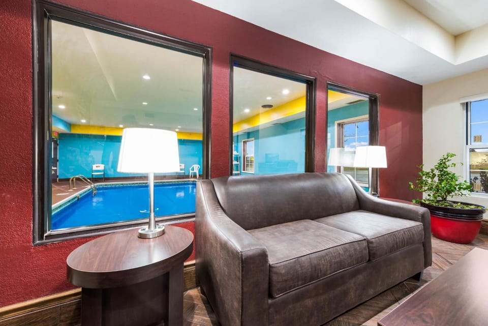 Econo Lodge Inn & Suites Hotel in Indiana