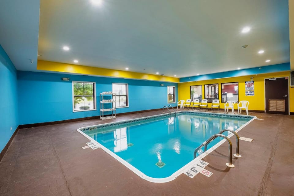Econo Lodge Inn & Suites Hotel in Indiana