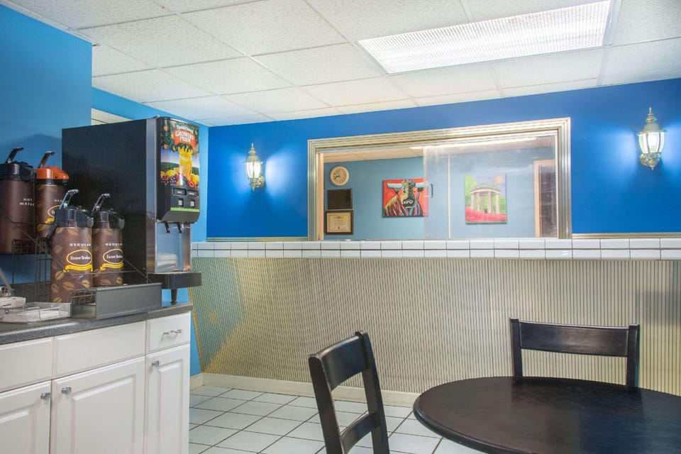 Super 8 By Wyndham Durham/University Area Nc Hotel in Durham